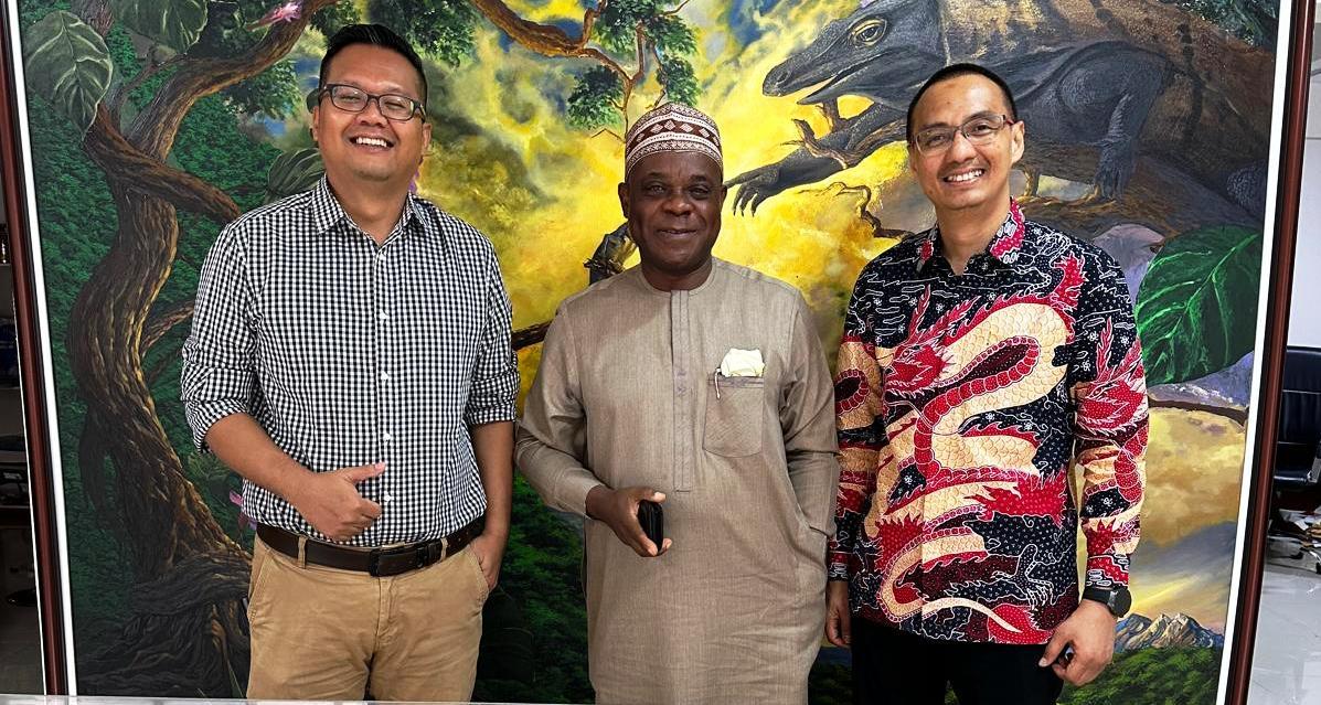 Strengthening international trade partnerships during a strategic engagement session with Indonesian representatives.